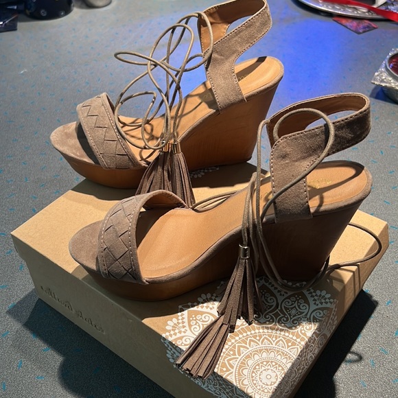 Altard’d State Tan Wedges with original box. - Picture 2 of 6